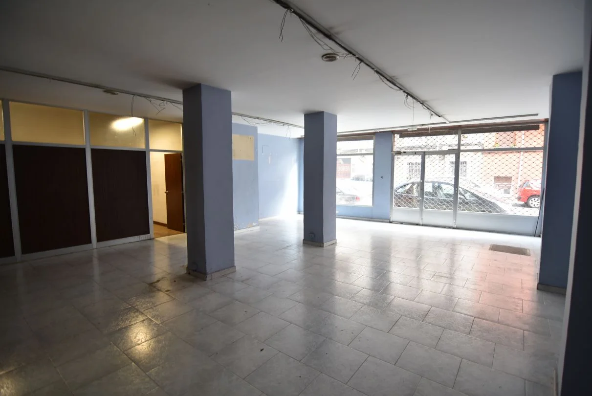 Spacious commercial unit near centre