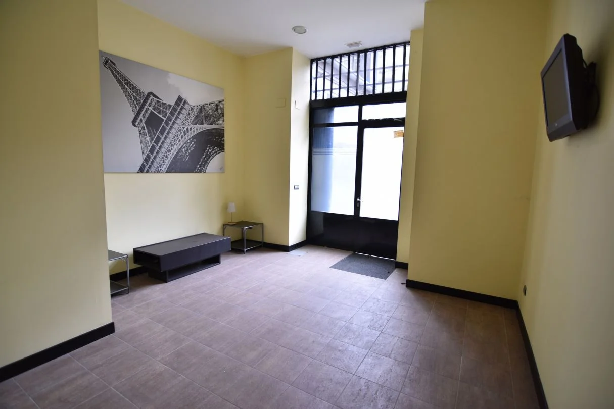 Street-level commercial unit in Barrena