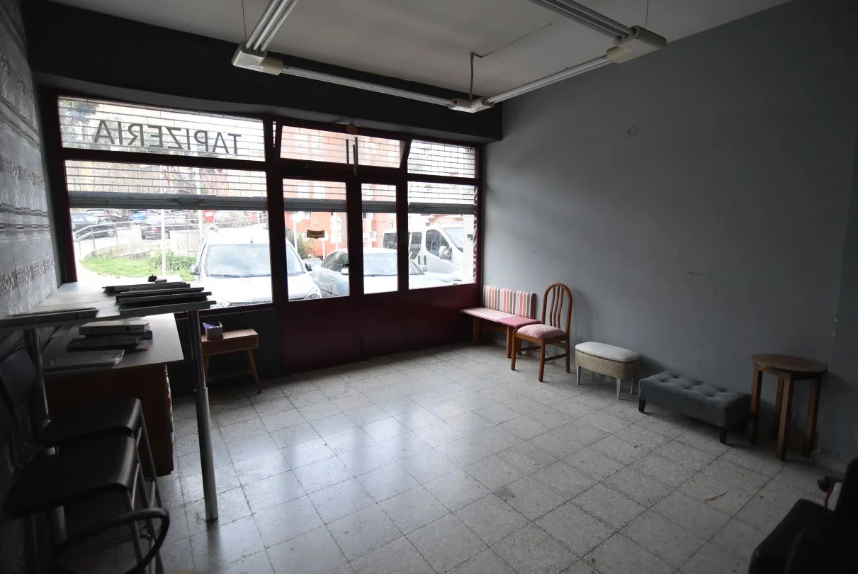 Local comercial con maquinaria de tapicería