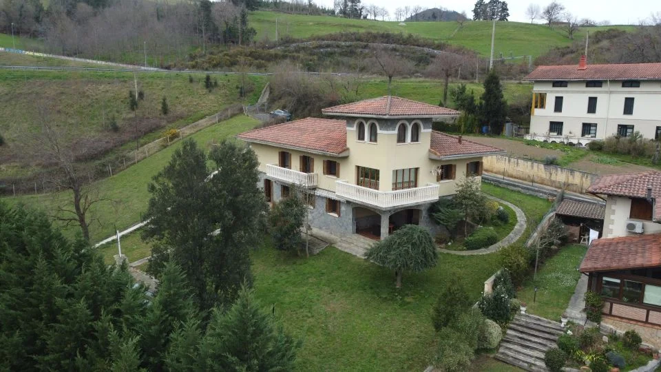 Chalet independiente con piscina, seis dormitorios