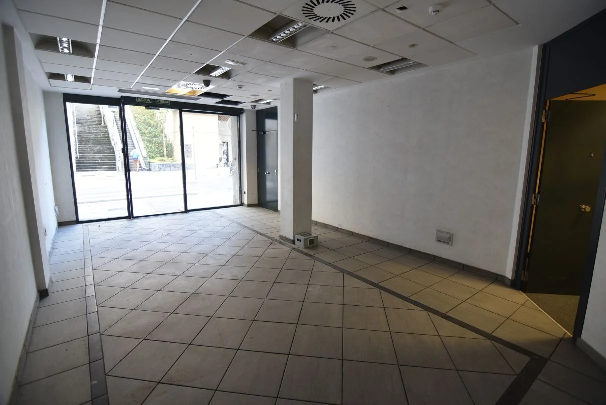 Central street-front commercial unit, 354 m²