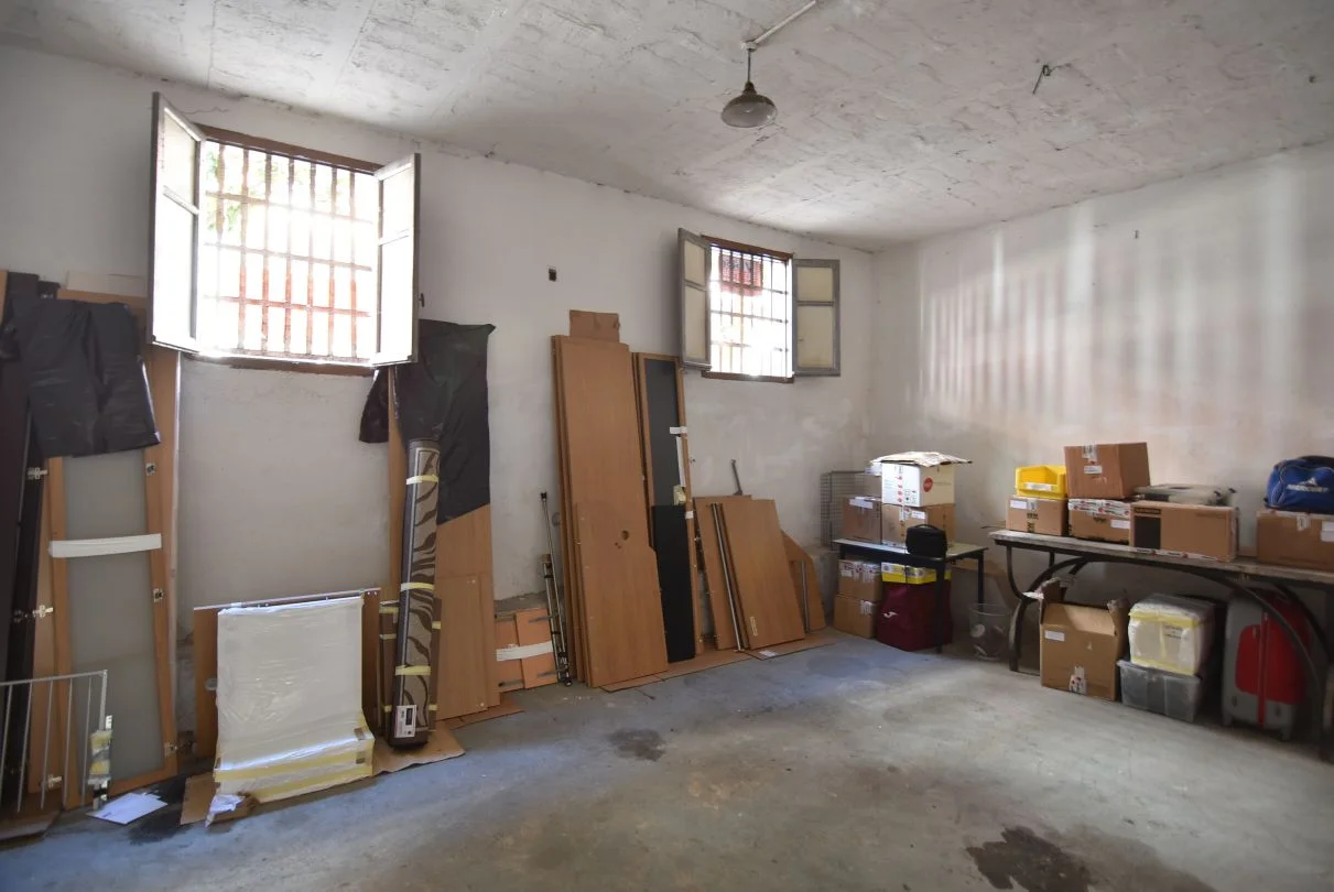 Central commercial unit with conversion potential