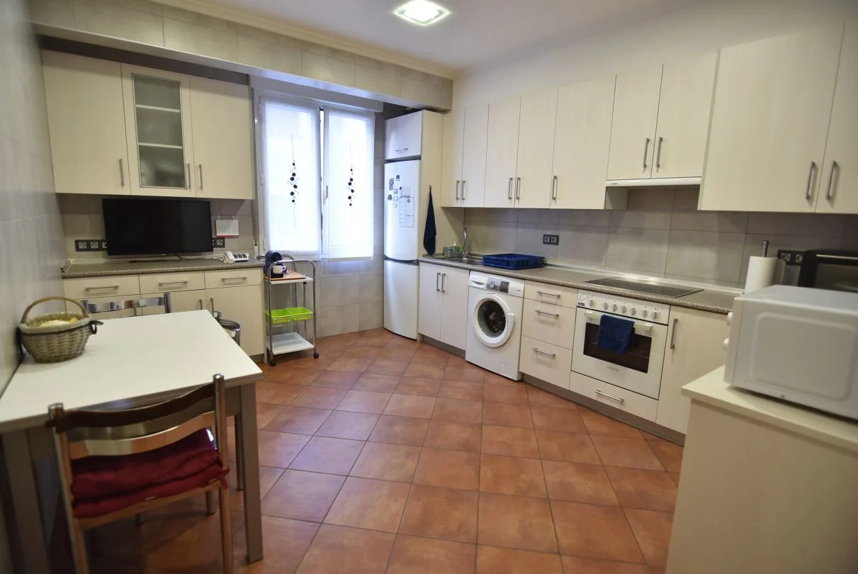 Three-bedroom Pagaegi flat with lift