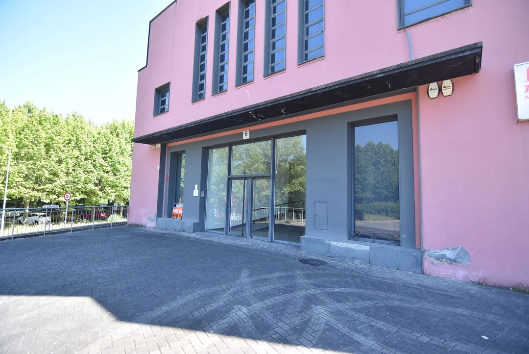 Ground-floor office with shared bathrooms