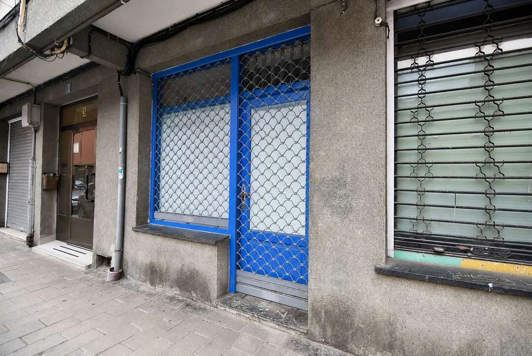 Compact commercial unit with storefront