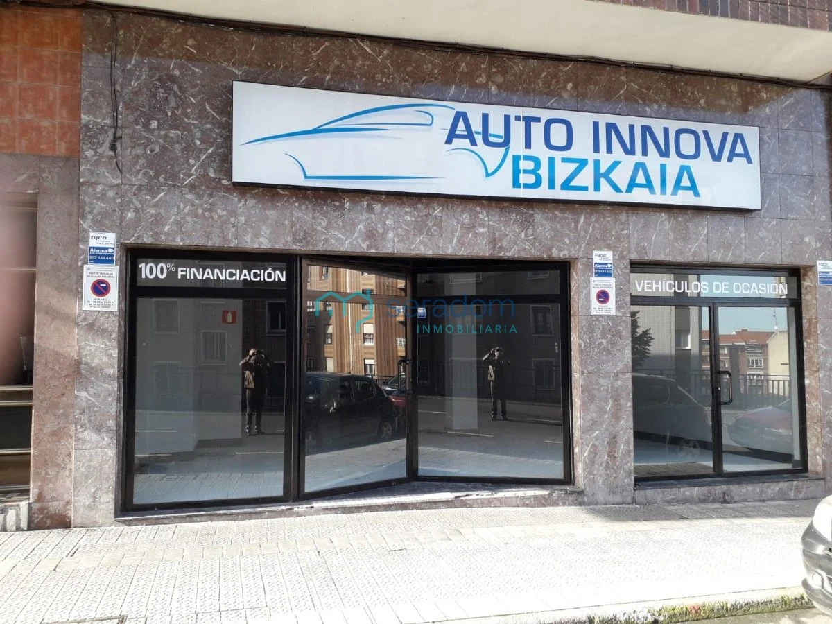 Central commercial premises with vehicle access