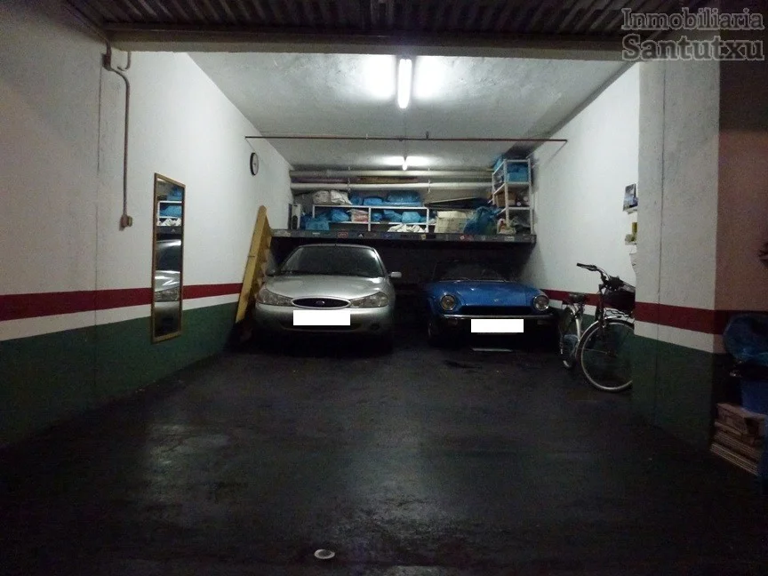 Three-car garage in Bolueta