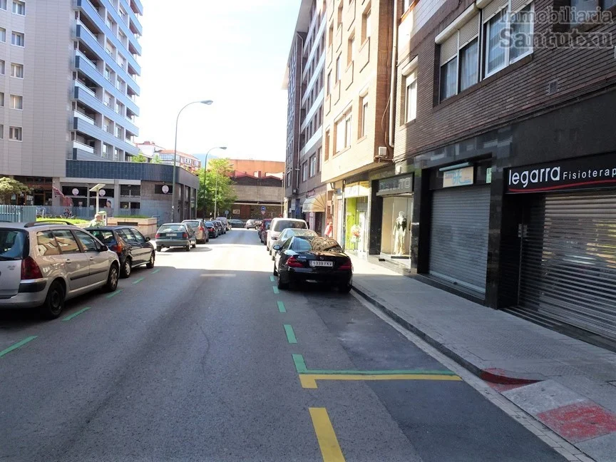 Three-car garage in Santutxu