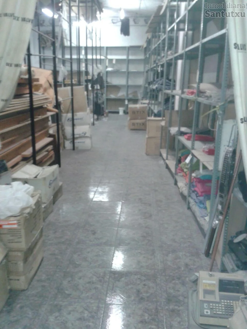 Open-plan Bolueta unit with vehicle lift