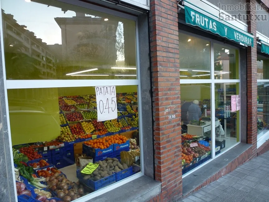 Santutxu retail unit with mezzanine