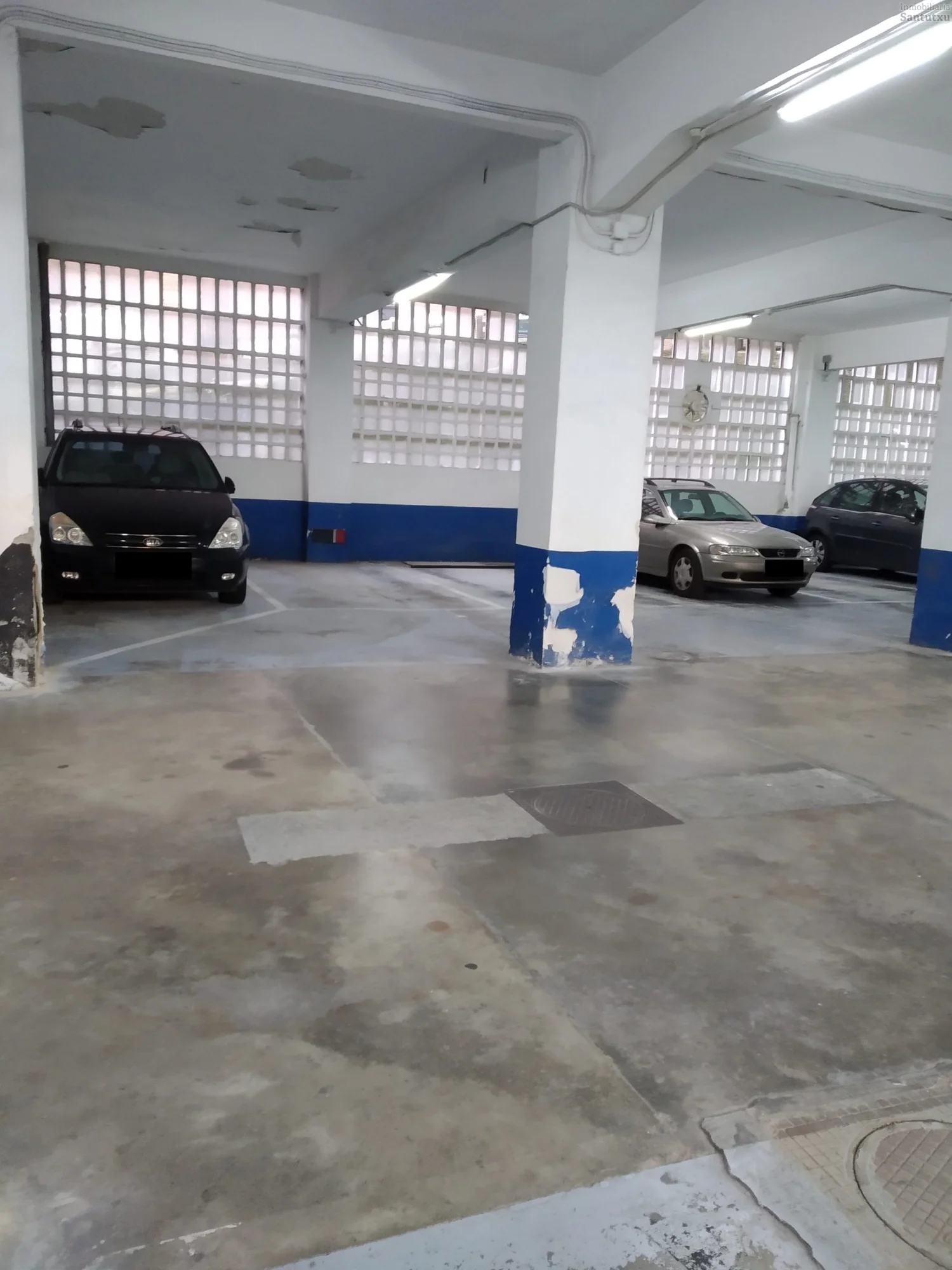 Plaza de garaje para coche grande