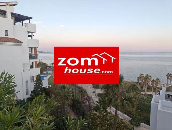 Sea-view flat with dual terraces
