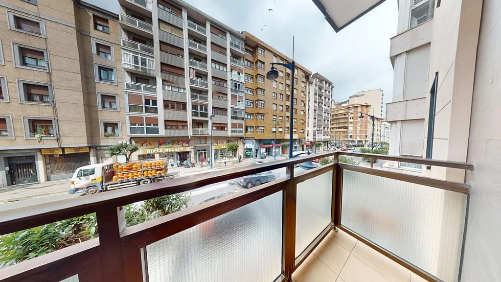 Central Portugalete flat, 3-bedroom potential