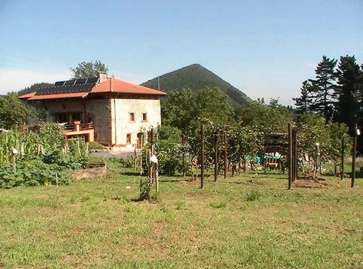 Rural estate with two caseríos