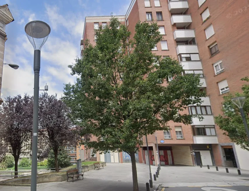Dos plazas alquiladas cerca del casco viejo