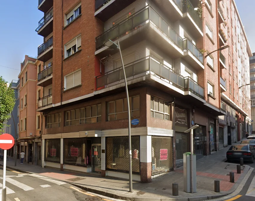 Commercial corner unit in Basarrate