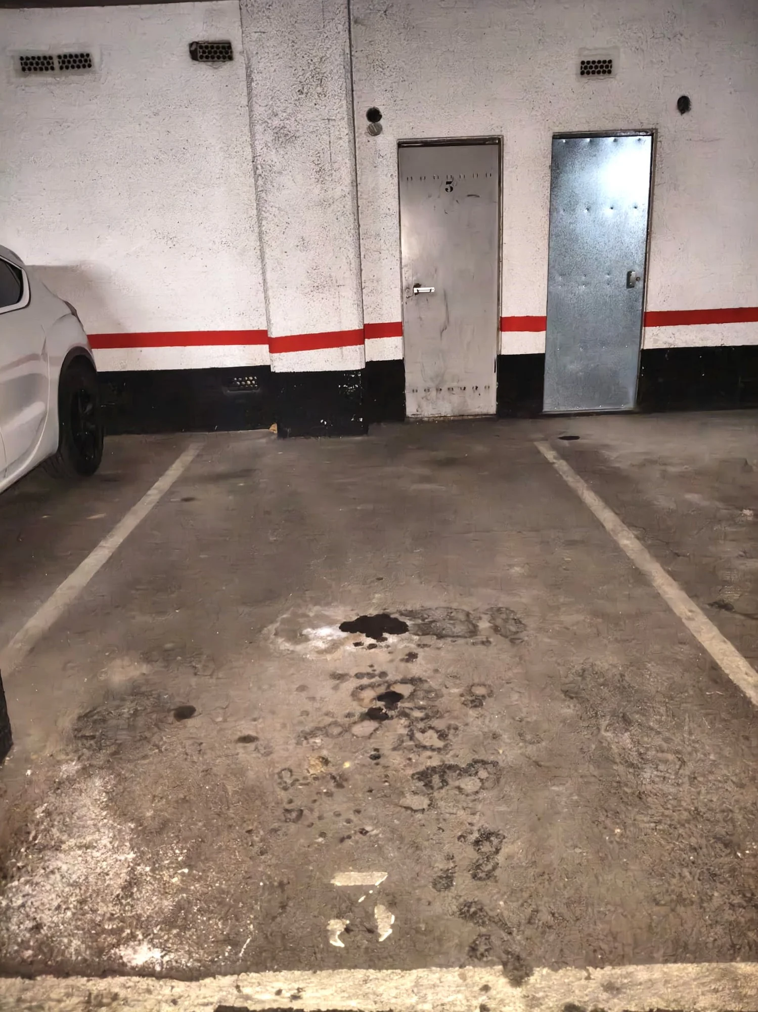 Garaje para coche grande con trastero de 15,6 m²