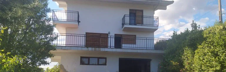 Chalet de cuatro plantas con terrazas