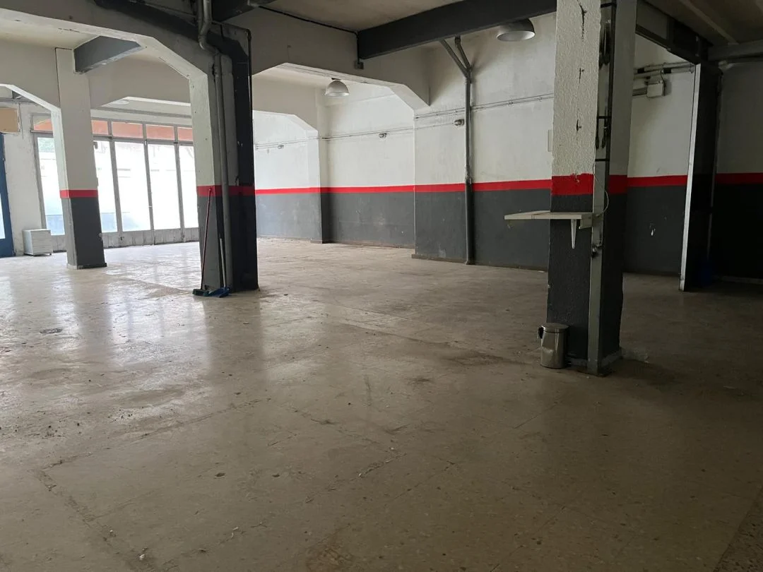 Local comercial a pie de calle con entreplanta