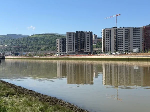 Piso orientado al sur con tres dormitorios