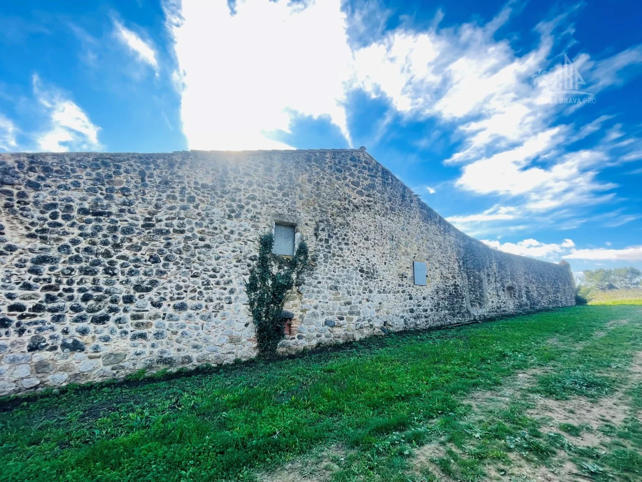 Casa de dos plantas con gran terreno