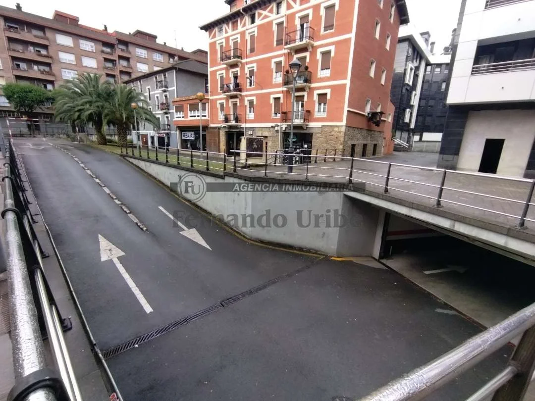 Garaje cerrado con trastero en Madalenoste