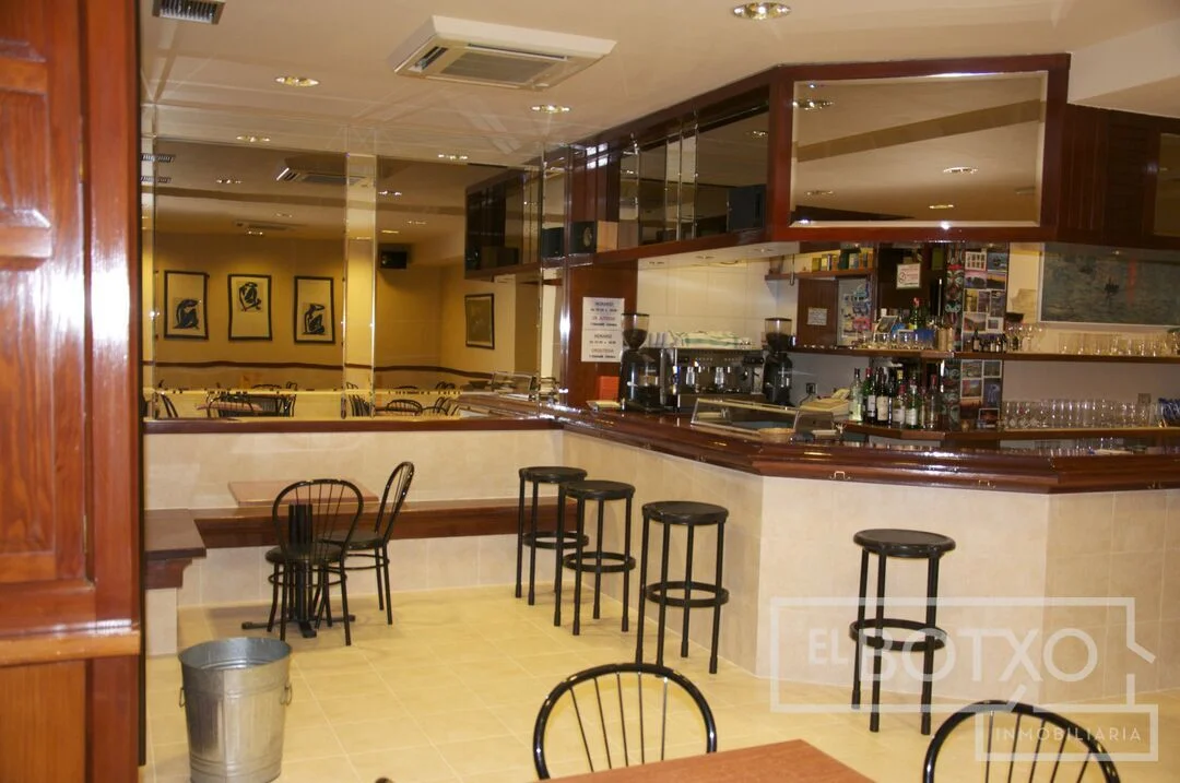 Local cafetería equipado de 70 m²