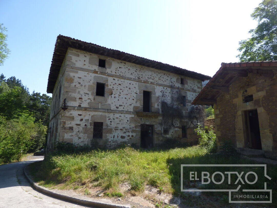 Historic palace with 1,200 m² grounds