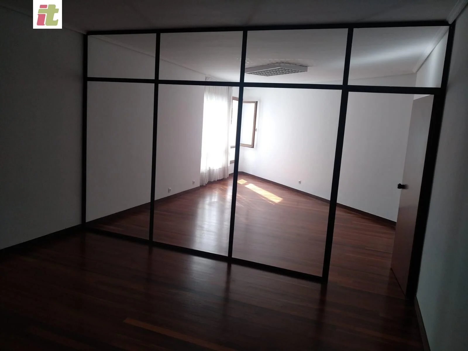 Bright 36 m² office near metro