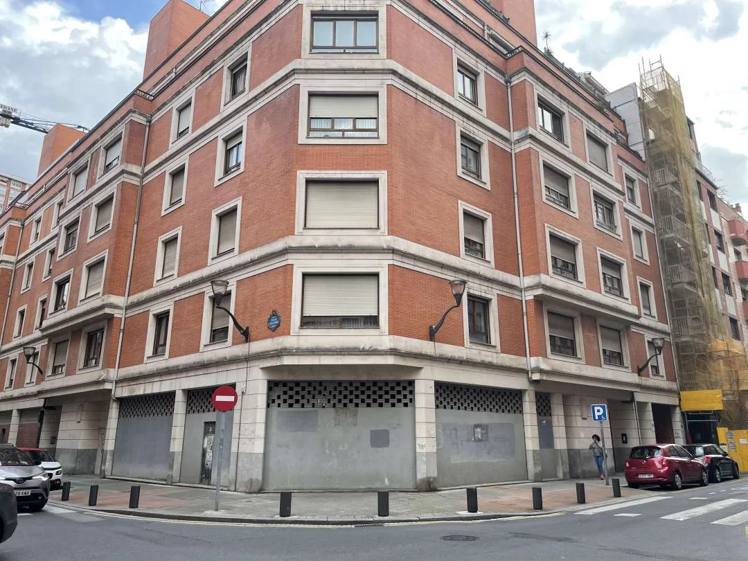 Local comercial en esquina a pie de calle