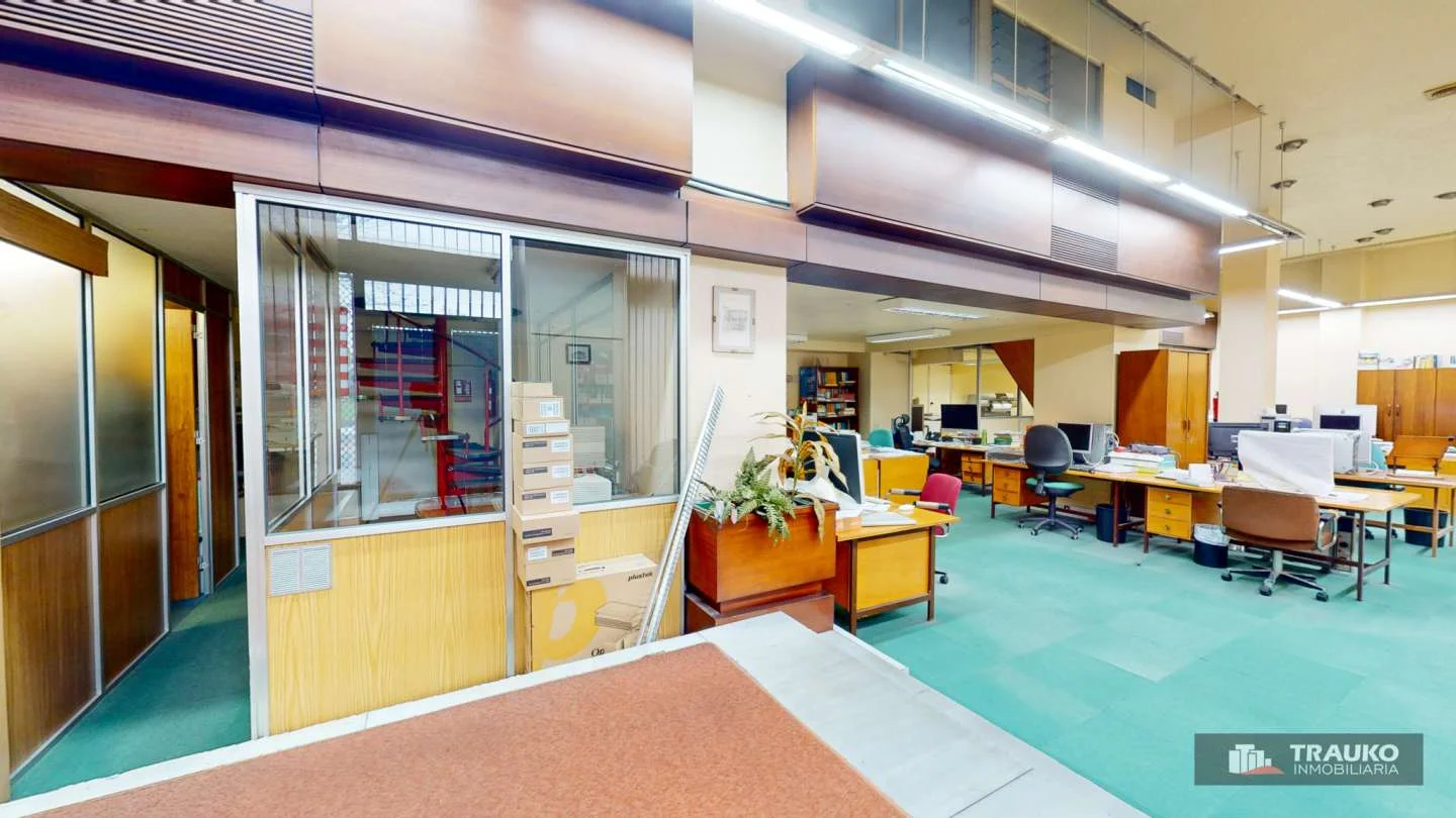 Large commercial unit near Etxebarria Park