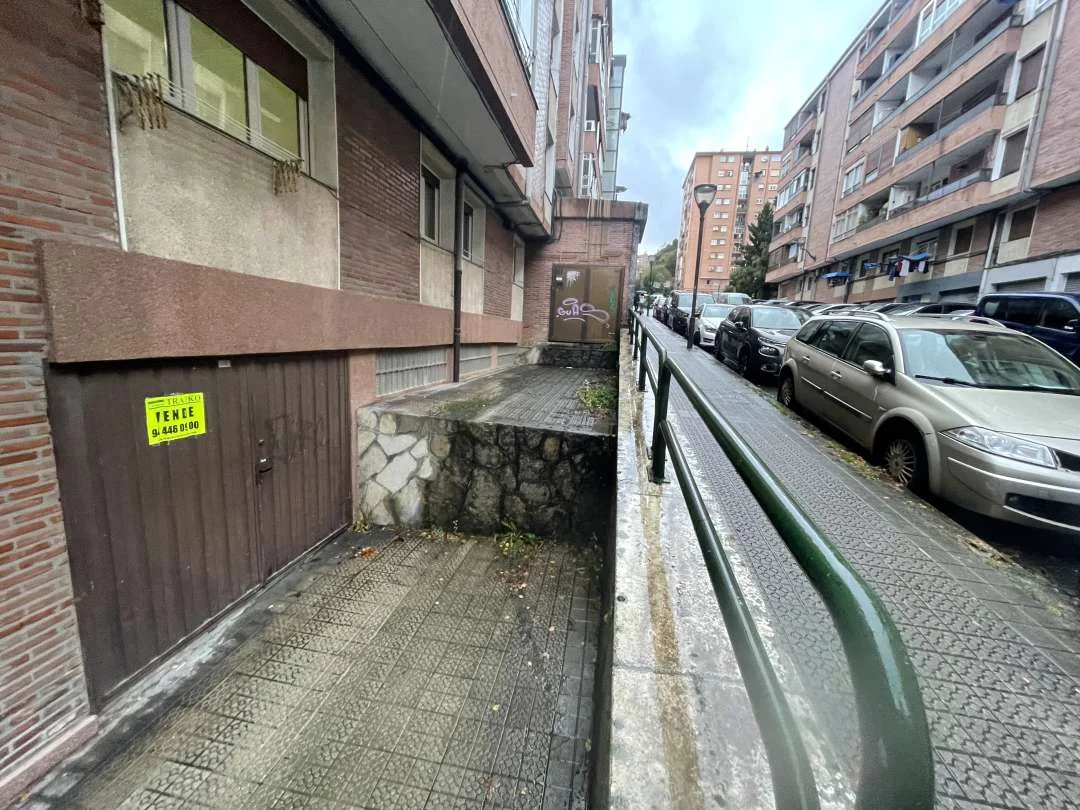 Street-level Bilbao local with storage
