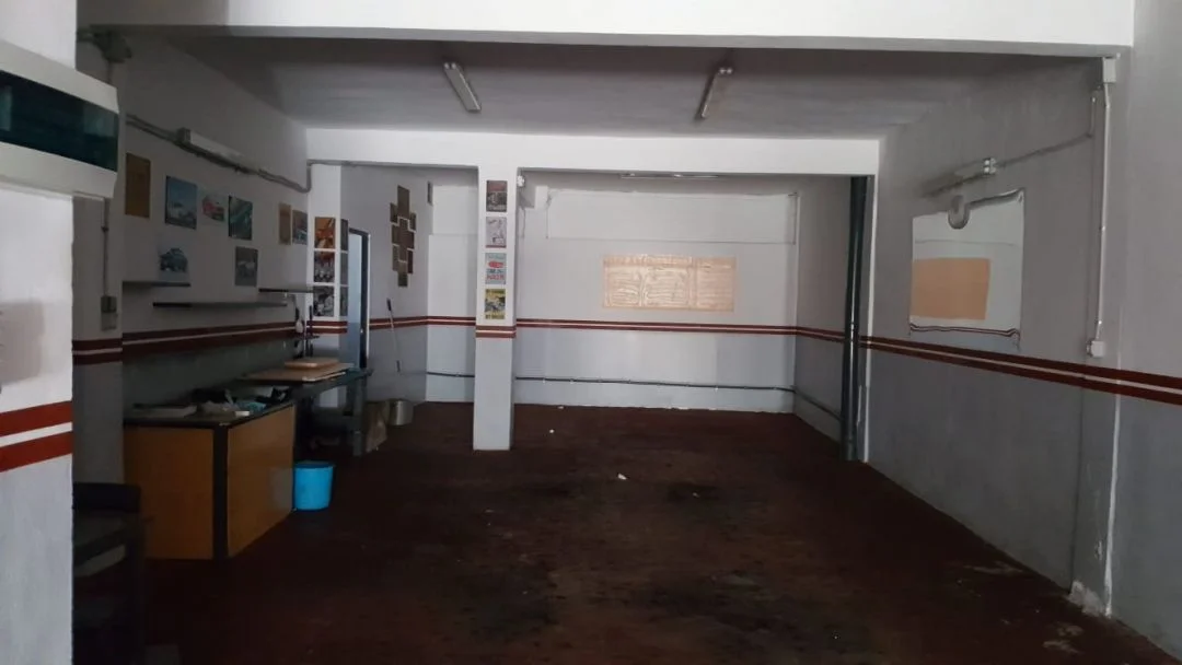Maintained commercial unit with vehicle access