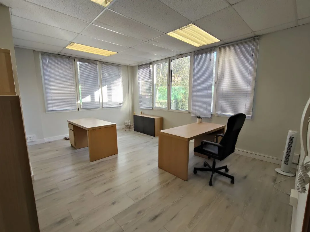 Bright open-plan mezzanine unit