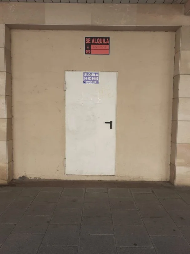 Local comercial en zona peatonal junto al metro