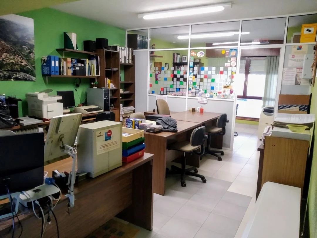 Entreplanta de oficina con doble exposición