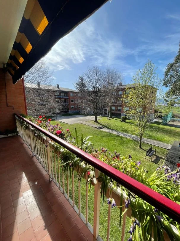 Spacious five-bedroom flat with pool