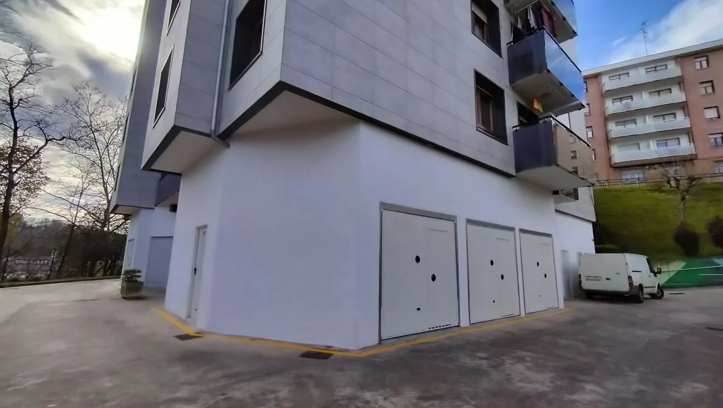 Closed garage with independent access