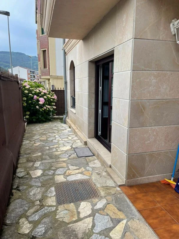 Ground-floor Lezama flat, four bedrooms