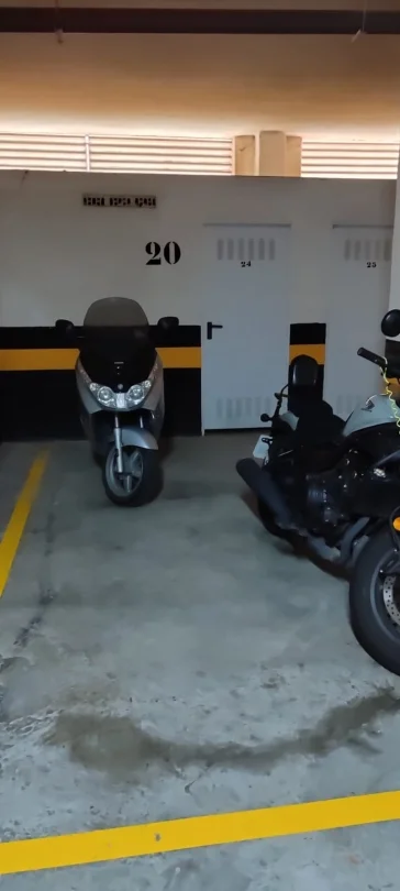 Mendibile garage with storage room