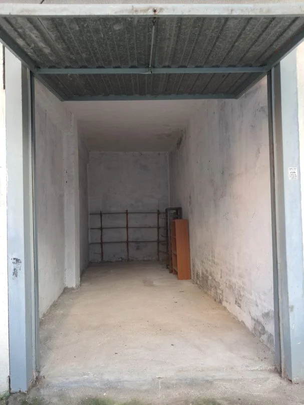 Central commercial unit with garage potential