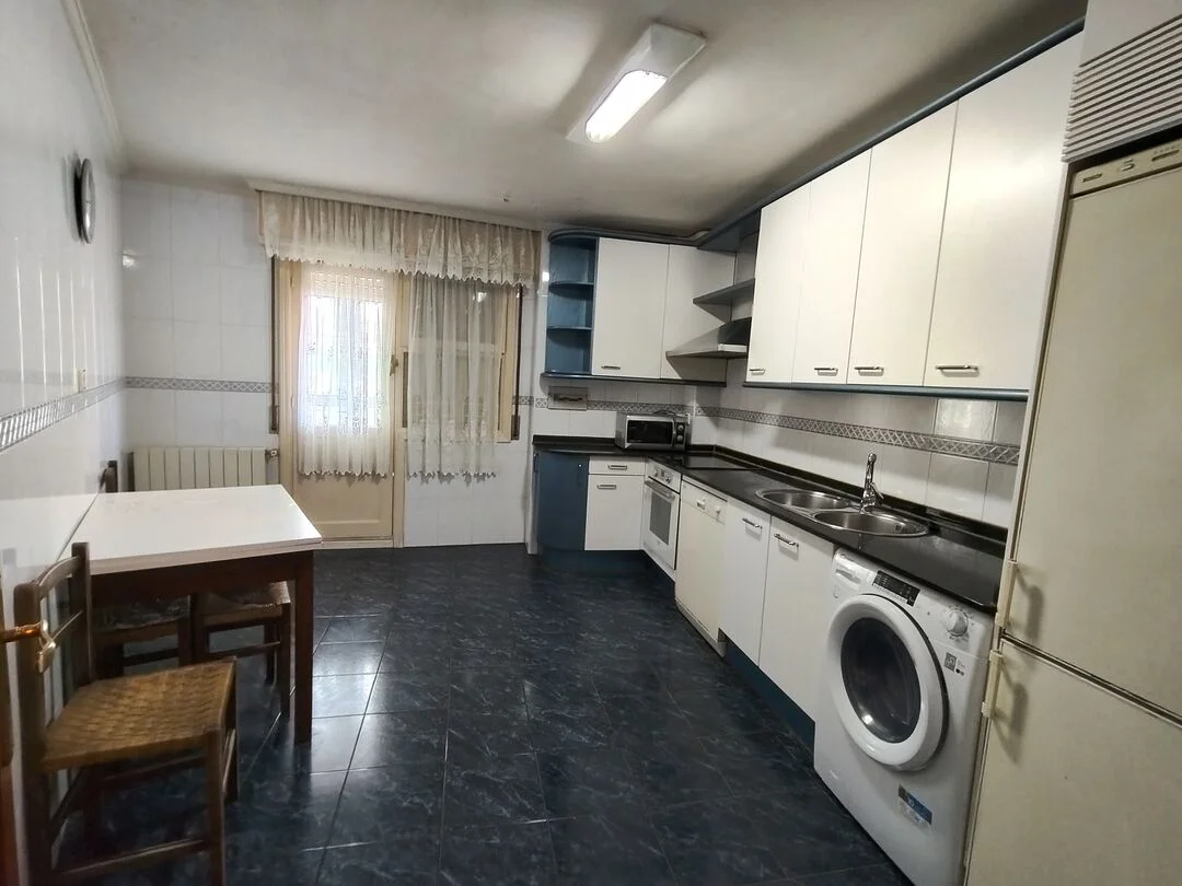 Central Usánsolo flat with four bedrooms