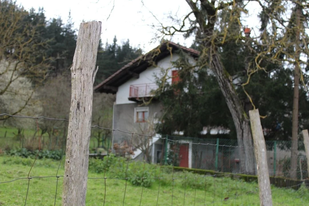 Caserío de tres plantas y terreno