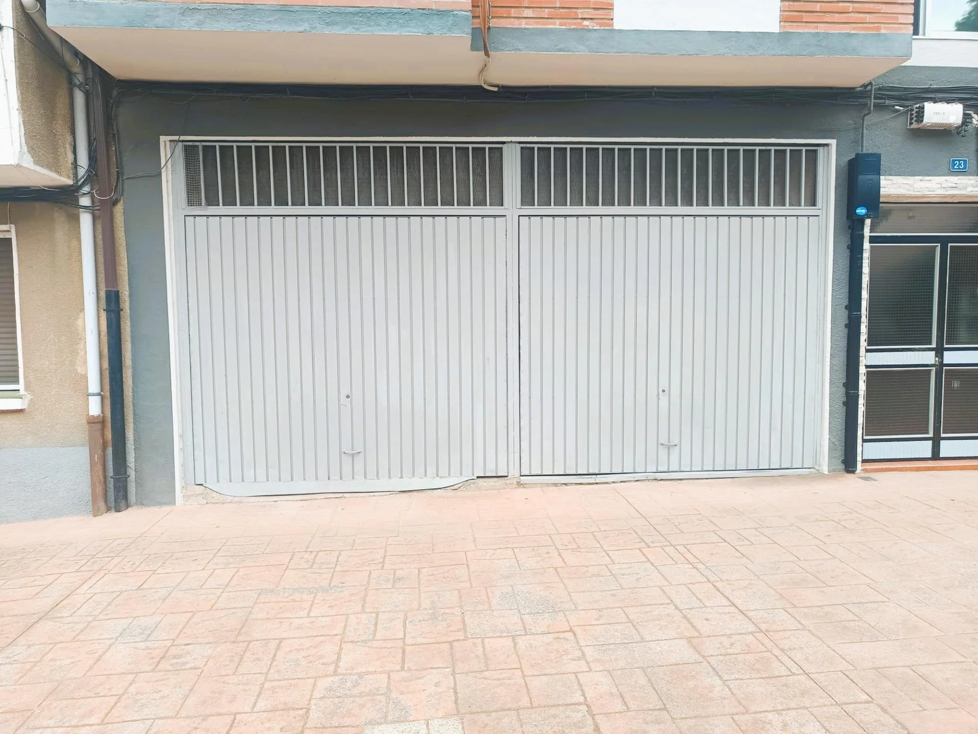 Commercial unit with four-car capacity