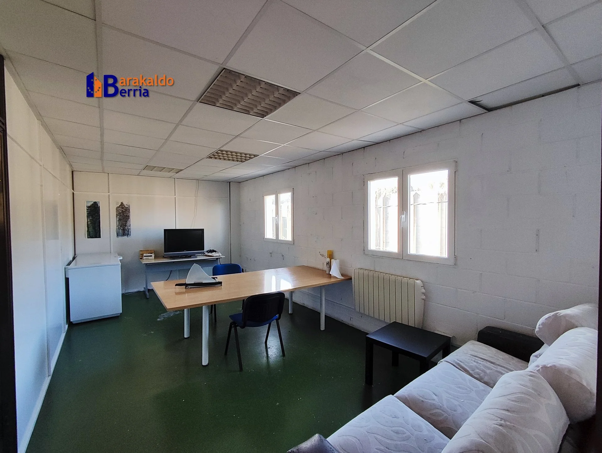 Logistics warehouse in Asúa, 280 m²