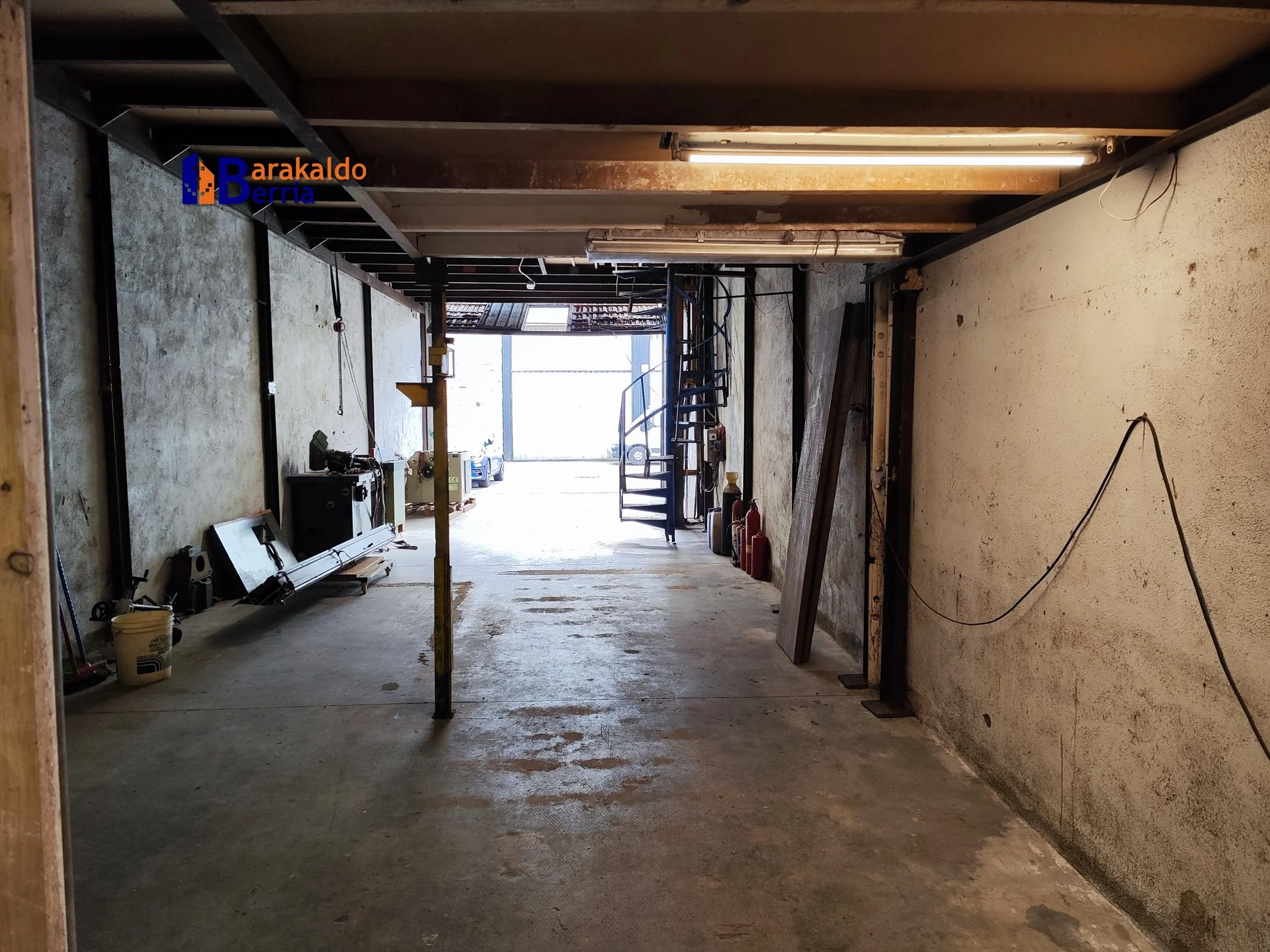 Nave industrial de dos plantas con montacargas