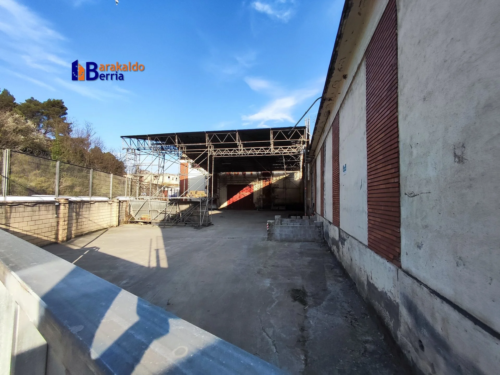 Industrial nave with 720 m² yard