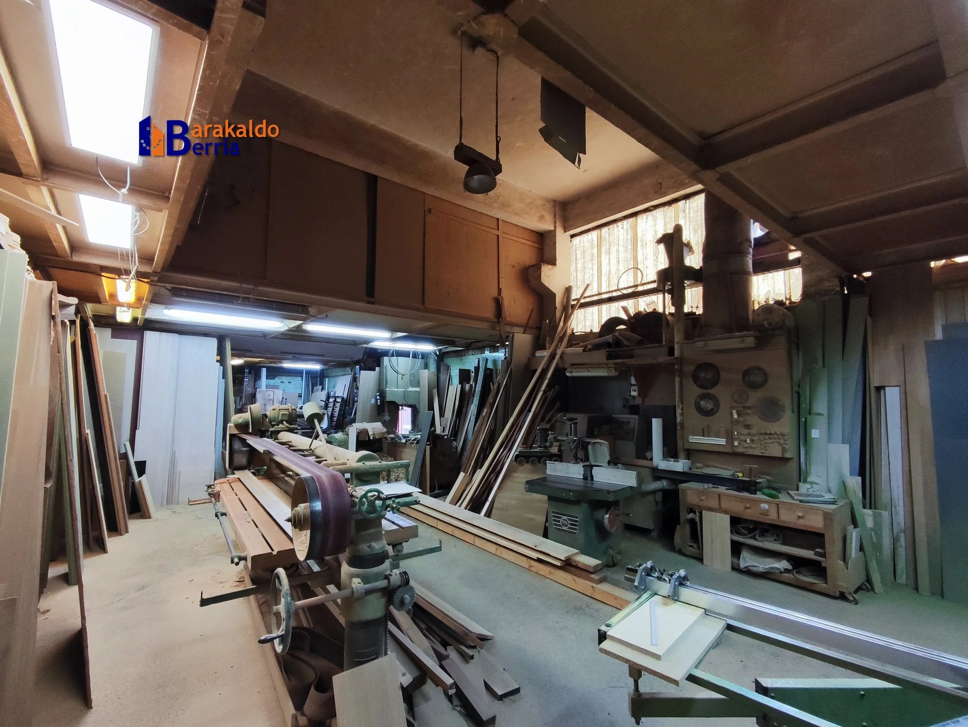 Nave industrial en esquina con azotea
