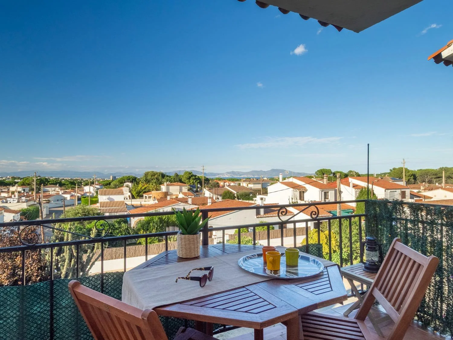 Bright two-bedroom flat near Montgrí