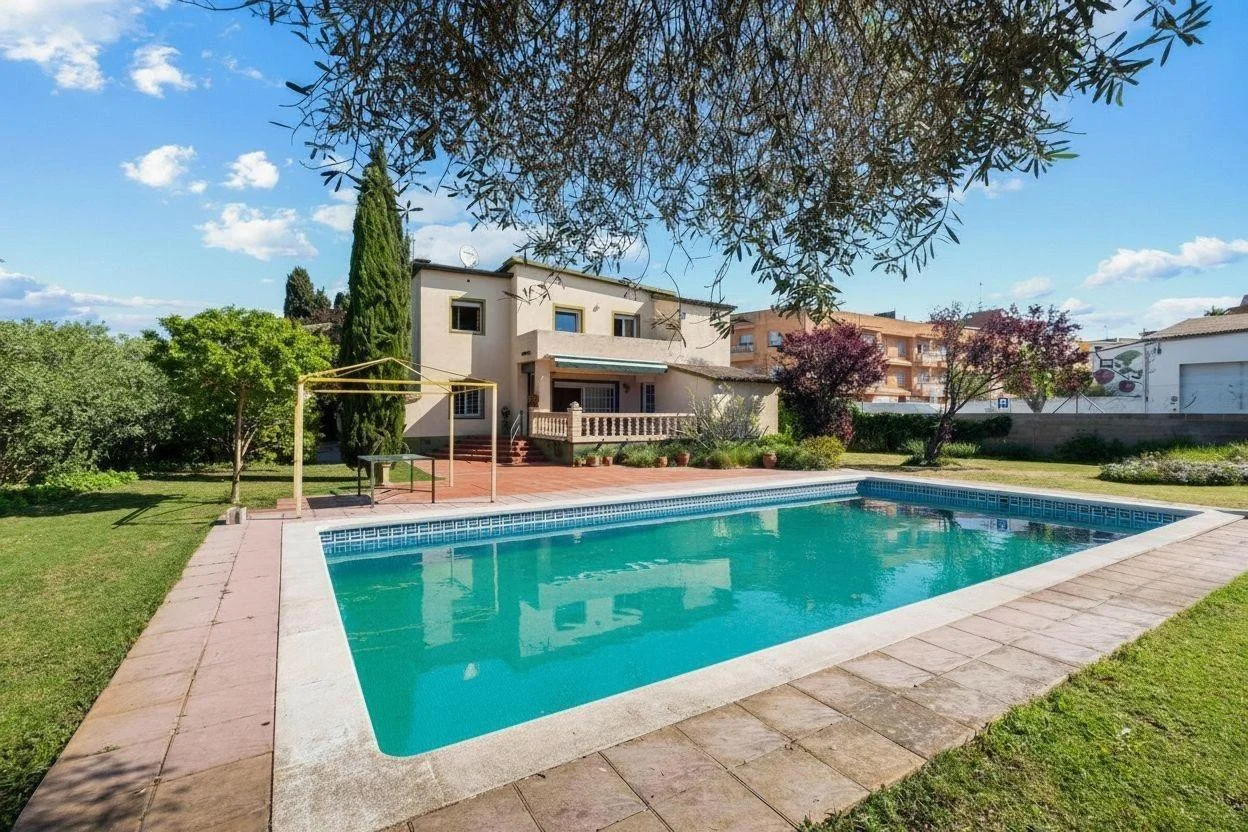 Central villa with pool and 5 bedrooms